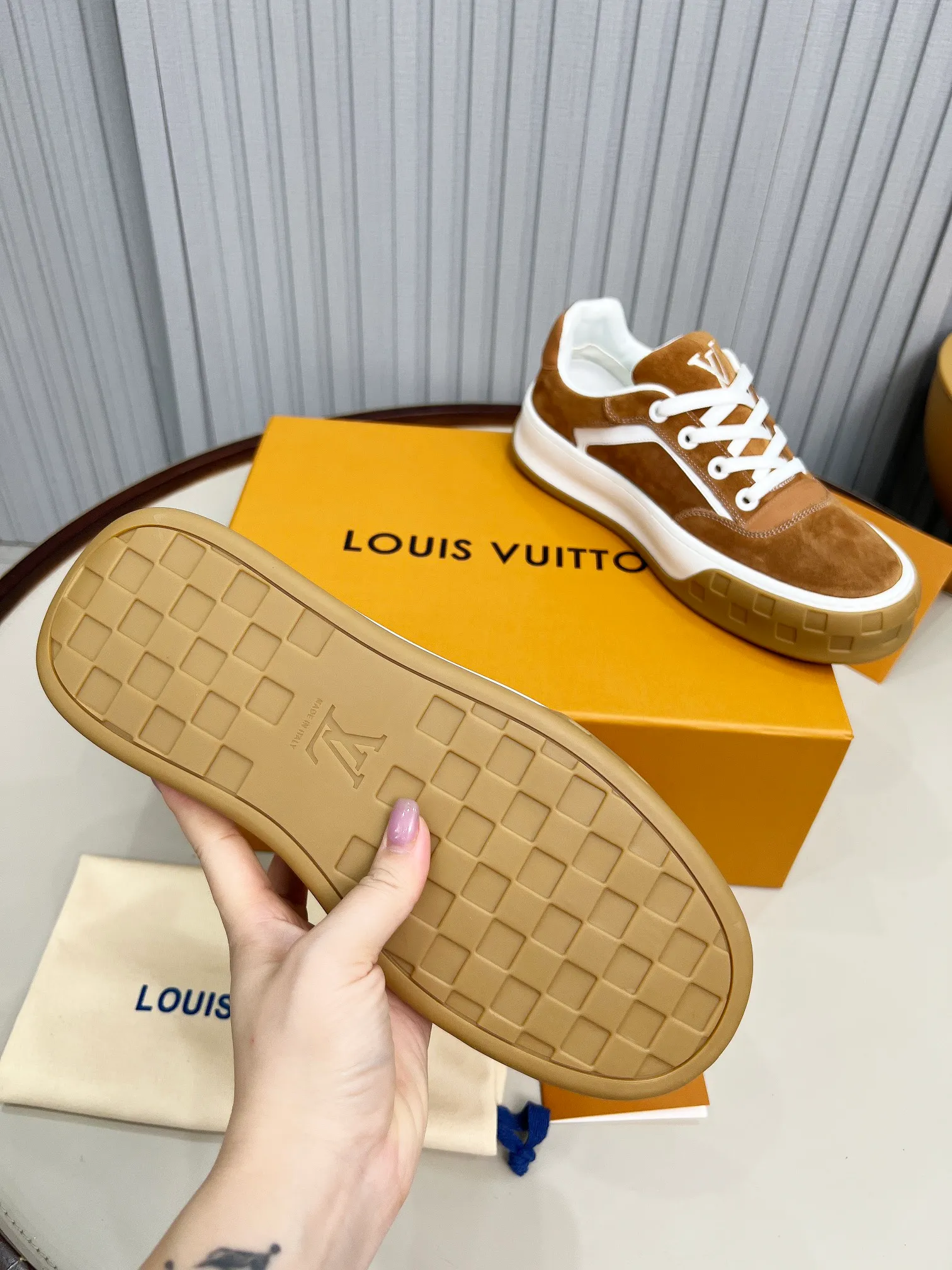p620💰Men's shoes ❤️❤️❤️Top version LV-Louis Vuitton-Classic catwalk new style Air glue process·Original 1:1 development and reproduction! ! The upper foot is very comfortable. It is made of luxurious materials and fine workmanship. The midsole is printed with English letters "Made in Europe". The upper is made of calfskin imported from Italy. The side is decorated with the brand's LOGO and signature. The latest latex foot pads and mesh lining make the foot feel super comfortable. The original two-color TPU combination outsole is specially provided by the original factory. Bag technology Goodyear stitched edges Fabric: Exclusive custom first-layer cowhide Accessories: Exclusive private model Vuitton logo, lining: Customized silk mesh lining - first-layer silk cowhide lining Outsole: TPU combination outsole wear-resistant, non-slip and anti-yellowing Foot pads: new latex pads-mesh sweat-absorbent Counter technology: fully computerized sewing machine wire drawing Toe box back cover Hot and cold shaping Full set of pull-top last with medium and low logo pattern Code number 39-45